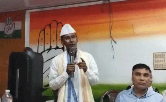 असम कांग्रेस नेता ने पार्टी मीटिंग के दौरान गाया बांग्लादेश का राष्ट्रगान, पार्टी ने दी सफाई असम कांग्रेस नेता ने पार्टी मीटिंग के दौरान गाया बांग्लादेश का राष्ट्रगान, पार्टी ने दी सफाई