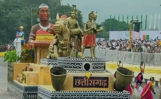 गुजरात की धरती पर बस्तर का सम्मान — एकता परेड में छत्तीसगढ़ की झांकी ने दिखाया विकास का नया मॉडल गुजरात की धरती पर बस्तर का सम्मान — एकता परेड में छत्तीसगढ़ की झांकी ने दिखाया विकास का नया मॉडल