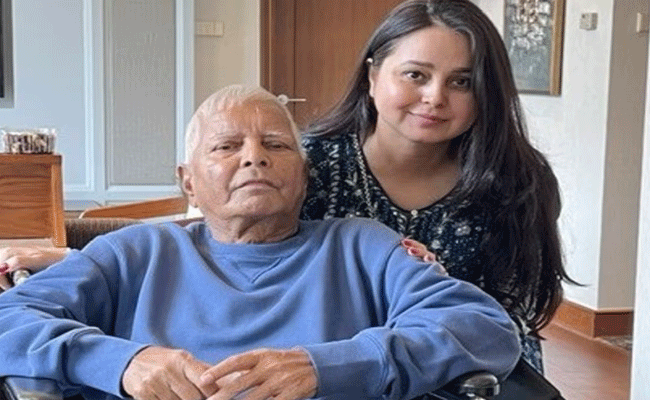 लालू को किडनी देने वाली बेटी रोहिणी ने छोड़ी राजनीति, कहा- मैं अपने परिवार से भी नाता तोड़ रही हूं