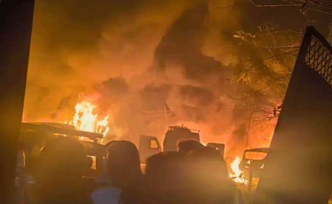 जम्मू कश्मीर: नौगाम पुलिस स्टेशन में हुए विस्फोट में 9 लोगों की मौत, कई घायल जम्मू कश्मीर: नौगाम पुलिस स्टेशन में हुए विस्फोट में 9 लोगों की मौत, कई घायल