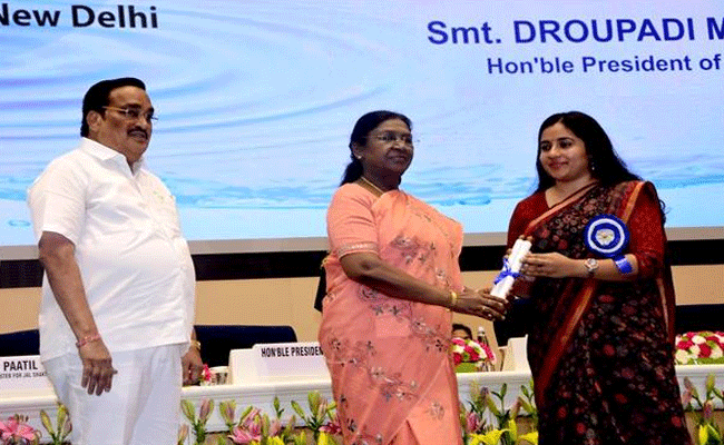 जल संचय के क्षेत्र में श्रेष्ठ पहल के लिए गुना नगरीय निकाय को राष्ट्रपति श्रीमती द्रौपदी मुर्मू ने किया सम्मानित जल संचय के क्षेत्र में श्रेष्ठ पहल के लिए गुना नगरीय निकाय को राष्ट्रपति श्रीमती द्रौपदी मुर्मू ने किया सम्मानित