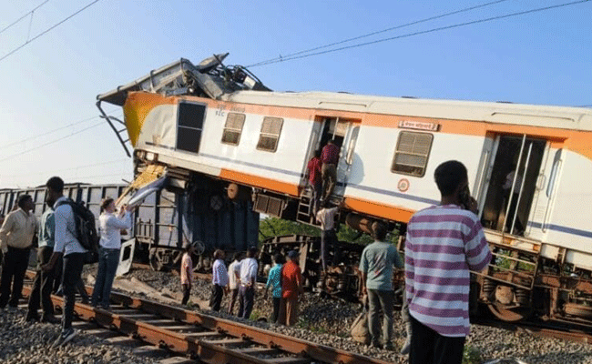 छत्तीसगढ़ के बिलासपुर में मालगाड़ी से टकराई पैसेंजर ट्रेन, 6 लोगों की मौत, कई घायल