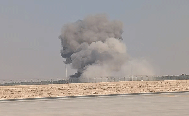 दुबई एयर शो में भारत का लड़ाकू विमान तेजस हुआ क्रैश, पायलट की मौत दुबई एयर शो में भारत का लड़ाकू विमान तेजस हुआ क्रैश, पायलट की मौत