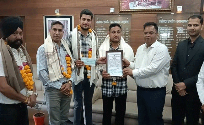 इंदौर जिले में उत्कृष्ट कार्य करने वाले बीएलओ सम्मानित इंदौर जिले में उत्कृष्ट कार्य करने वाले बीएलओ सम्मानित