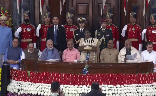 76वां संविधान दिवस: राष्ट्रपति मुर्मू बोलीं- भारत का लोकतंत्र दुनिया के लिए मिसाल