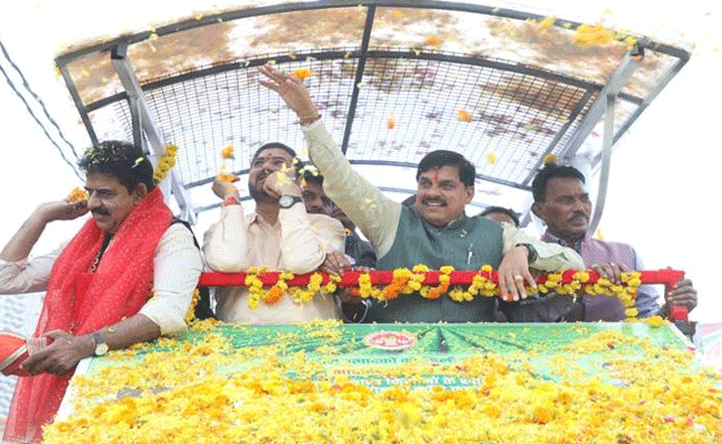 मुख्यमंत्री डॉ. मोहन यादव ने गौतमपुरा में किया रोड शो