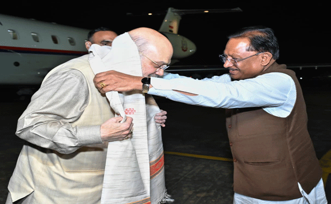 केंद्रीय गृह मंत्री श्री अमित शाह का स्वामी विवेकानंद विमानतल पर मुख्यमंत्री श्री विष्णु देव साय ने किया आत्मीय स्वागत