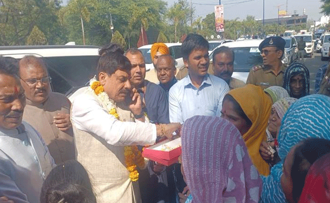 मुख्यमंत्री डॉ. यादव का लाड़ली बहनों और स्वच्छता दीदियों ने किया स्वागत और जताया आभार