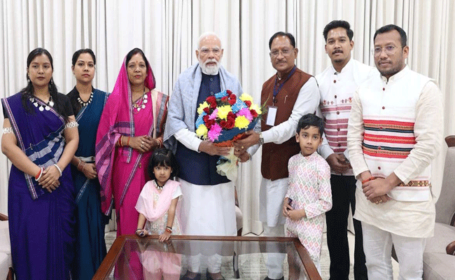 प्रधानमंत्री नरेंद्र मोदी से सपरिवार मिले मुख्यमंत्री साय, कहा- “सत्पुरुषसंसर्गो हि कृतार्थयति जीवनम्” प्रधानमंत्री नरेंद्र मोदी से सपरिवार मिले मुख्यमंत्री साय, कहा- “सत्पुरुषसंसर्गो हि कृतार्थयति जीवनम्”