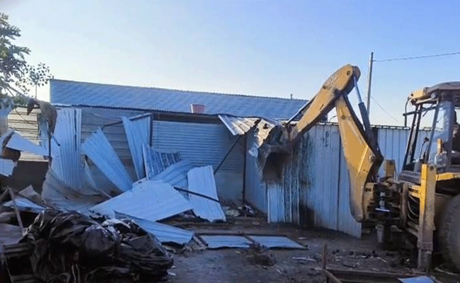 सार्वजनिक सुरक्षा को देखते हुए इंदौर में एक साथ अनेक जगहों पर छापामार कार्रवाई