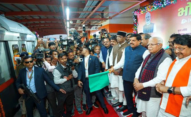 मुख्यमंत्री डॉ. यादव और केन्द्रीय मंत्री श्री मनोहरलाल ने हरी झंडी दिखाकर भोपाल में किया मेट्रो ट्रेन का शुभारंभ
