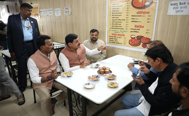 मुख्यमंत्री ने इंदौर में इंदौरी पोहा जलेबी का लिया लुत्फ