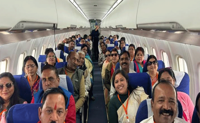 नगरीय प्रशासन मंत्री श्री विजयवर्गीय के साथ 40 वरिष्ठ यात्रियों ने किया अपना पहला हवाई सफर