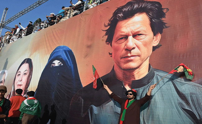 इमरान खान अभी जिंदा हैं, मौत की अफवाहों के बीच जेल में मिलीं बहन