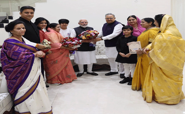 पीएम मोदी से सपरिवार मिले विधानसभा अध्यक्ष डॉ. रमन सिंह पीएम मोदी से सपरिवार मिले विधानसभा अध्यक्ष डॉ. रमन सिंह