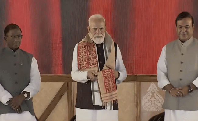 पीएम मोदी ने असम में रखी काजीरंगा एलिवेटेड कॉरिडोर की आधारशिला, अमृत भारत ट्रेनों को दिखाई हरी झंडी