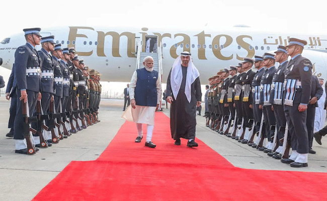 यूएई के राष्ट्रपति पहुंचे भारत, पीएम मोदी ने एयरपोर्ट जाकर किया स्वागत