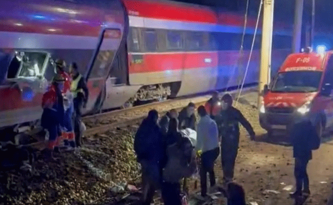 स्पेन में दो हाई-स्पीड ट्रेनों की भिड़ंत, 39 लोगों की मौत स्पेन में दो हाई-स्पीड ट्रेनों की भिड़ंत, 39 लोगों की मौत