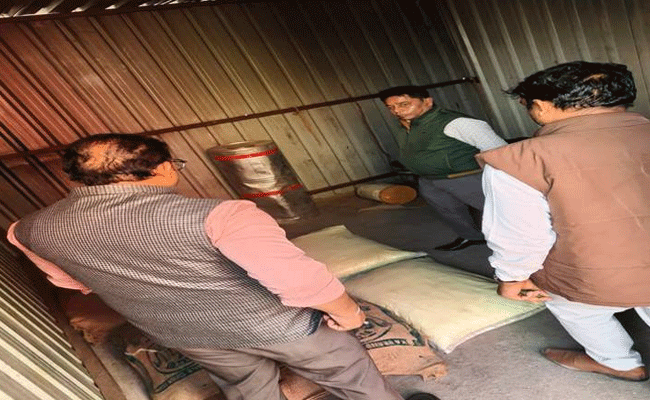 अवैध पटाखा निर्माण पर प्रशासन की बड़ी संयुक्त कार्रवाई