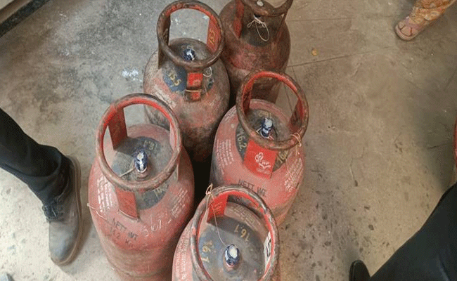 अवैध गैस रिफिलिंग पर खाद्य विभाग की बड़ी कार्रवाई
