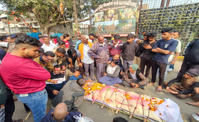 इंदौर दूषित पानी कांड: भागीरथपुरा में सड़क पर शव रखकर चक्काजाम