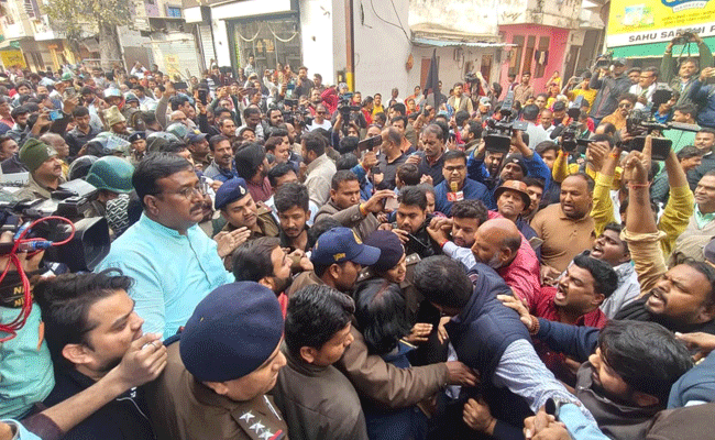 भागीरथपुरा में कांग्रेस-भाजपा कार्यकर्ता भिड़े, एक दूसरे पर चली चप्पल, पुलिस ने कांग्रेस नेताओं को किया गिरफ्तार भागीरथपुरा में कांग्रेस-भाजपा कार्यकर्ता भिड़े, एक दूसरे पर चली चप्पल, पुलिस ने कांग्रेस नेताओं को किया गिरफ्तार