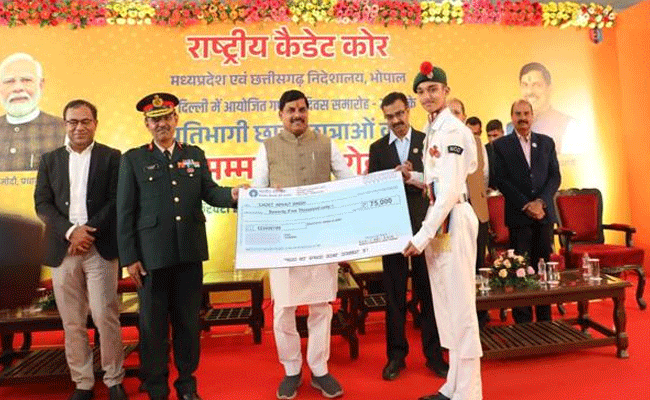 मुख्यमंत्री बैनर युवाओं में देशभक्ति और नेतृत्व गुणों के विकास में सहायक : मुख्यमंत्री डॉ. यादव