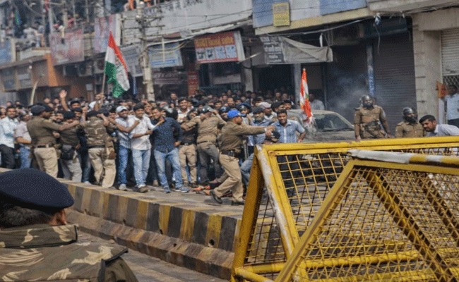 इंदौर में भिड़े भाजपा-कांग्रेस के कार्यकर्ता, एक दूसरे पर फेंके पत्थर, कई घायल