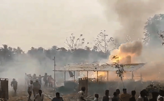 आंध्र प्रदेश में पटाखा फैक्ट्री में भीषण धमाका, 20 लोगों की मौत आंध्र प्रदेश में पटाखा फैक्ट्री में भीषण धमाका, 20 लोगों की मौत