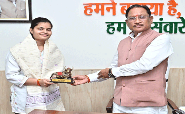 यूपीएससी सिविल सेवा परीक्षा में 35वीं रैंक प्राप्त करने वाली सुश्री वैभवी अग्रवाल को मुख्यमंत्री ने दी बधाई