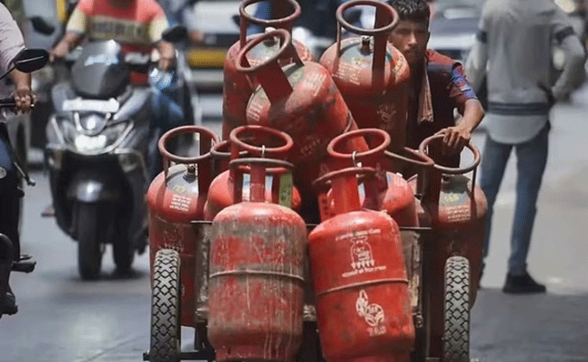 जमाखोरी रोकने के लिए केंद्र सरकार का बड़ा फैसला, LPG सिलेंडर की बुकिंग का बढ़ा समय जमाखोरी रोकने के लिए केंद्र सरकार का बड़ा फैसला, LPG सिलेंडर की बुकिंग का बढ़ा समय