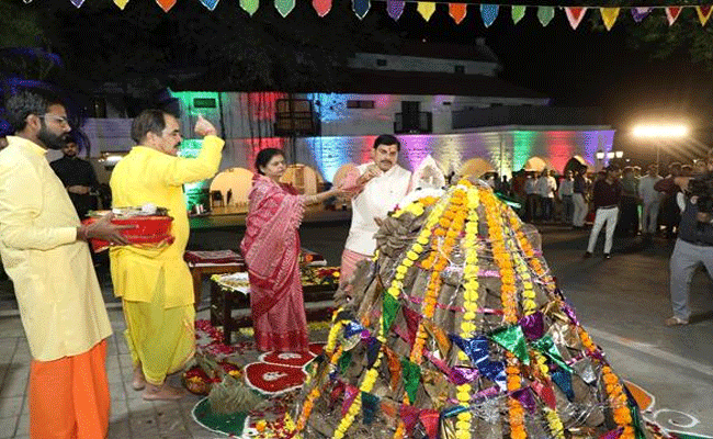 मुख्यमंत्री निवास में हुआ होलिका का दहन