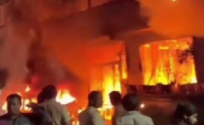 इंदौर: चार्जिंग प्वाइंट में ब्लास्ट से भयानक आग, 8 लोगों की जिंदा जलने से हुई मौत