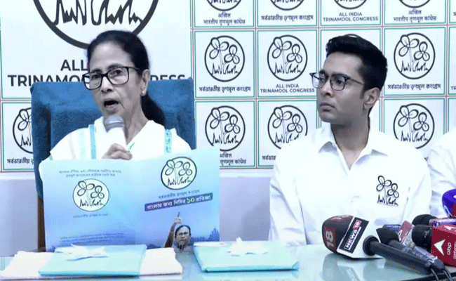 पश्चिम बंगाल चुनाव: टीएमसी का घोषणापत्र जारी, महिलाओं और युवाओं के लिए बड़े वादे पश्चिम बंगाल चुनाव: टीएमसी का घोषणापत्र जारी, महिलाओं और युवाओं के लिए बड़े वादे