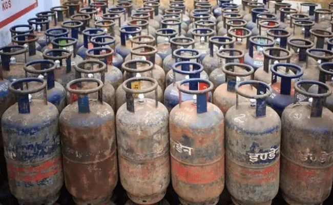 कमर्शियल एलपीजी सिलेंडर की सप्लाई में 20% की बढ़ोतरी कमर्शियल एलपीजी सिलेंडर की सप्लाई में 20% की बढ़ोतरी