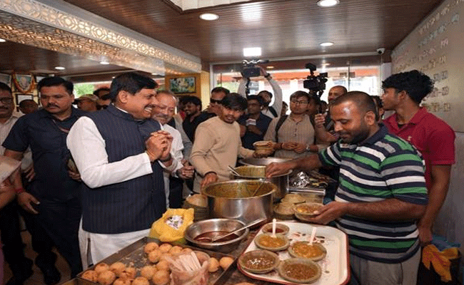 मुख्यमंत्री डॉ. यादव की सादगी ने जीता वाराणसी के लोगों का दिल मुख्यमंत्री डॉ. यादव की सादगी ने जीता वाराणसी के लोगों का दिल