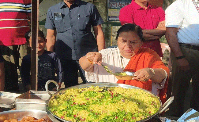 बुलडोजर कार्रवाई पर भड़की उमा भारती, सड़क किनारे हाथठेला पर बेचा पोहा-जलेबी