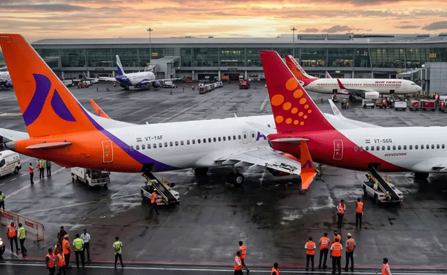 दिल्ली एयरपोर्ट पर टला बड़ा हादसा – दो विमानों की हो गई टक्कर