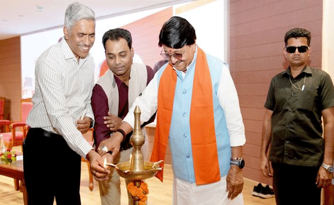 सभी अधिकारी नगरीय निकायों को स्वावलंबी और विकास केंद्र के रूप में करें स्थापित : मंत्री श्री विजयवर्गीय