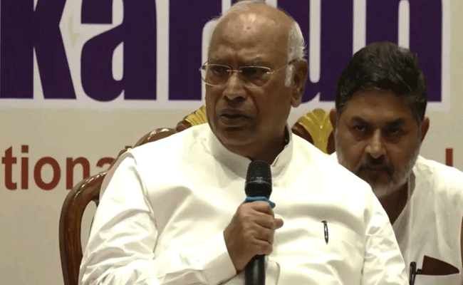 कांग्रेस अध्यक्ष मल्लिकार्जुन खड़गे के बिगड़े बोल, पीएम मोदी को बताया ‘आतंकवादी’