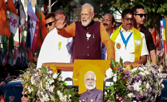 पीएम मोदी ने पुडुचेरी में किया रोड शो, उमड़ी भीड़