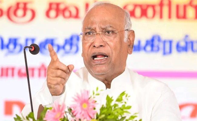 पीएम मोदी को आतंकवादी कहने पर फंसे कांग्रेस प्रमुख, चुनाव आयोग ने खरगे को जारी किया सख्त नोटिस