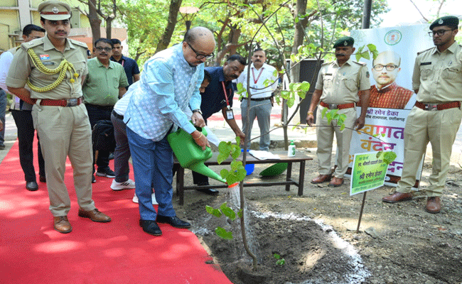 राज्यपाल श्री रमेन डेका ने ली रायपुर जिले में विकासखंड स्तरीय समीक्षा बैठक