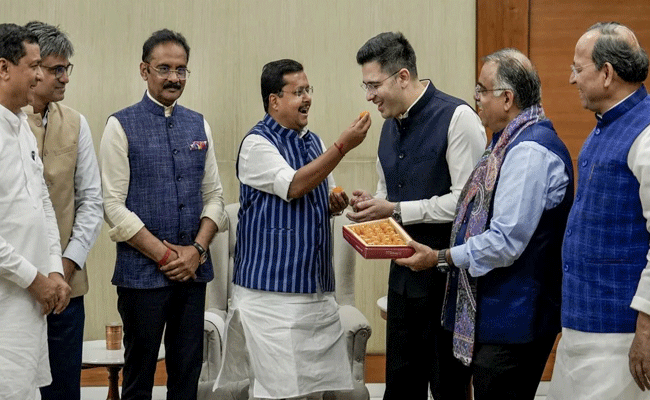 भाजपा में शामिल हुए राघव चड्ढा समेत बागी सांसद, नितिन नवीन ने दिलाई सदस्यता, खिलाई मिठाई
