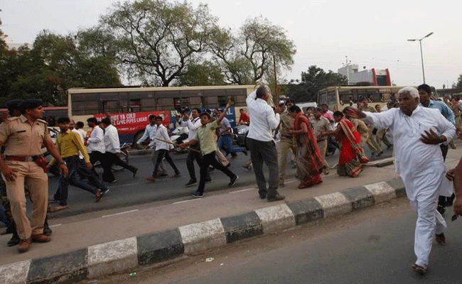 गुजरात के महेसाणा में चुनाव से पहले भड़की हिंसा