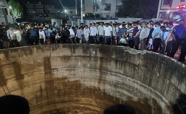 नासिक में कुएं में गिरी कार, 6 बच्चों सहित 9 की मौत नासिक में कुएं में गिरी कार, 6 बच्चों सहित 9 की मौत
